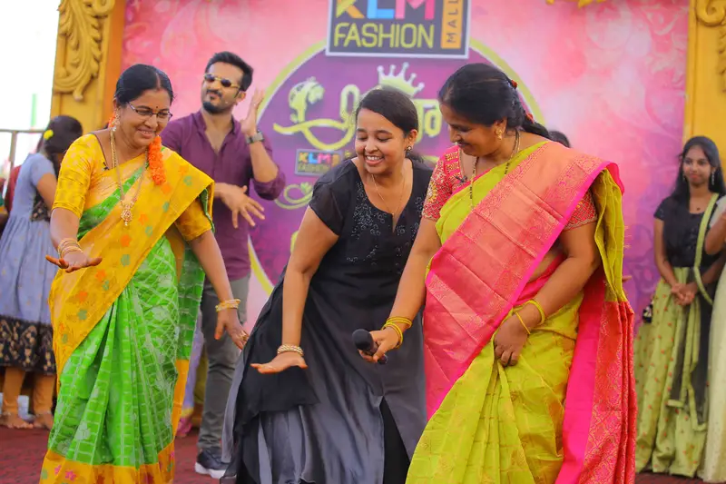 Adaallu Meeku Joharlu