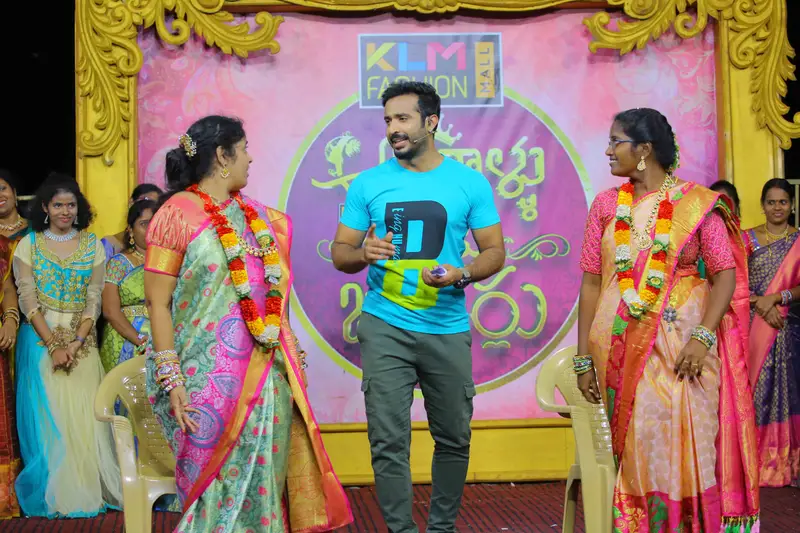 Adaallu Meeku Joharlu